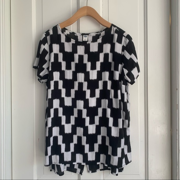 black & white graphic top split back vent by Old Navy chevron zig zag ikat style - Picture 4 of 16